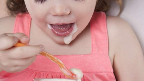Niña comiendo Niña comiendo