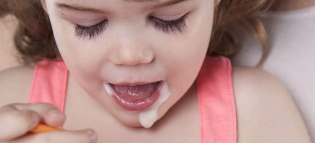 Niña comiendo