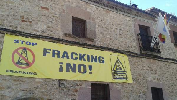 Cartel contra el 'fracking' en el Ayuntamiento de Anguita Cartel contra el 'fracking' en el Ayuntamiento de Anguita
