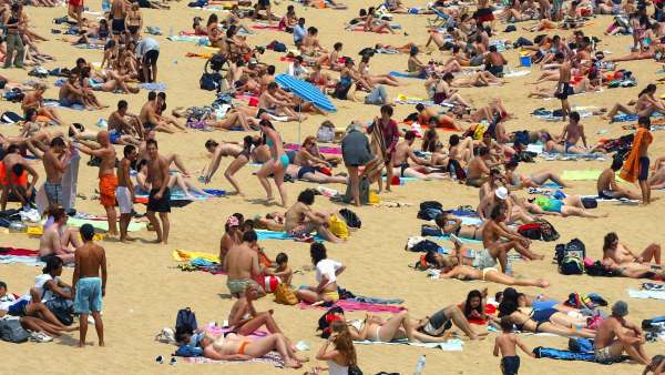 Bañistas en la playa. Bañistas en la playa.