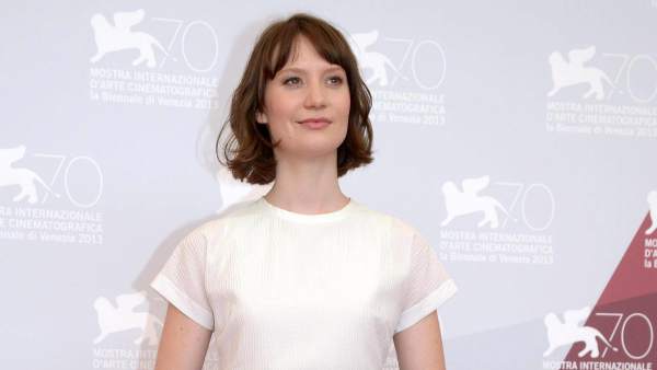 La actriz australiana Mia Wasikowska posa durante un pase gráfico de la película 'Tracks'. La actriz australiana Mia Wasikowska posa durante un pase gráfico de la película 'Tracks'.