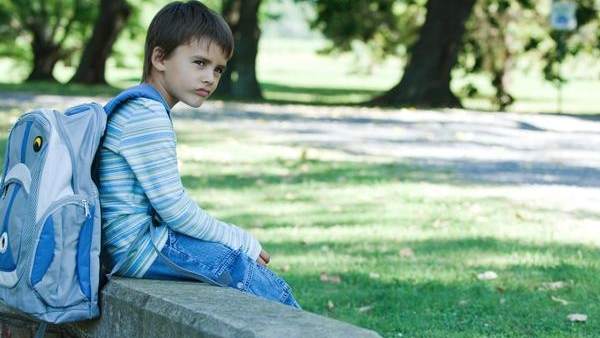 Niño con una mochila Niño con una mochila