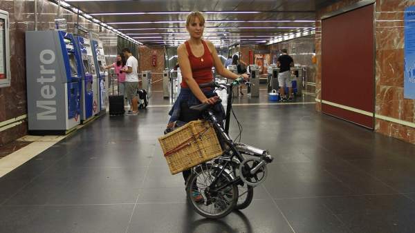 Ana Jiménez, con su bici en el metro Ana Jiménez, con su bici en el metro