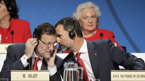 Rajoy y el príncipe conversan Rajoy y el príncipe conversan