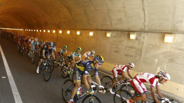El pelotón de la Vuelta, en un túnel El pelotón de la Vuelta, en un túnel
