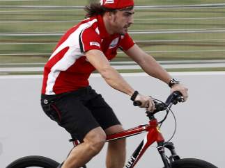 Fernando Alonso, en bici