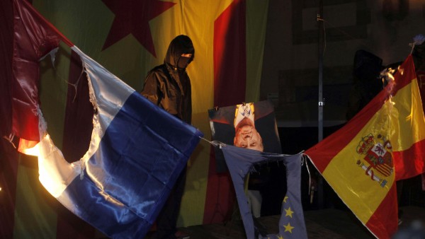 Queman banderas y una foto del rey en la Diada Queman banderas y una foto del rey en la Diada