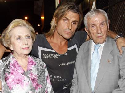 Nacho Cano junto con sus padres