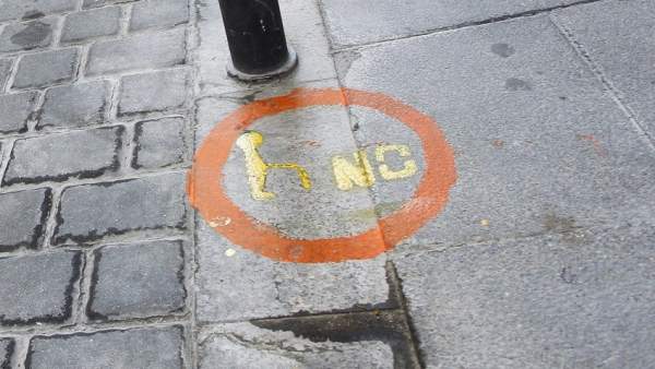 Señales contra los orines en Lavapiés Señales contra los orines en Lavapiés