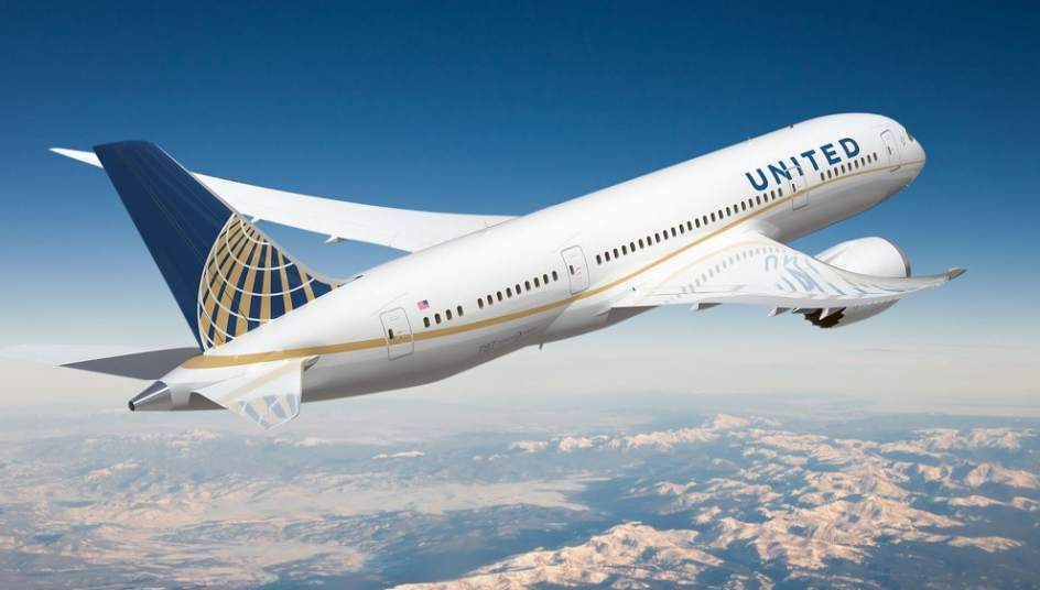 Resultado de imagen de united airlines prohibe a unas chicas volar por sus leggins