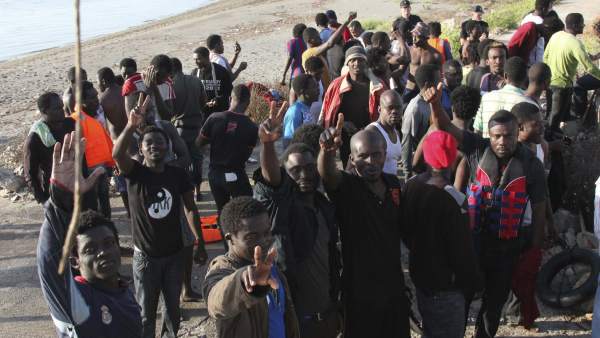 Inmigrantes entrando en Ceuta Inmigrantes entrando en Ceuta