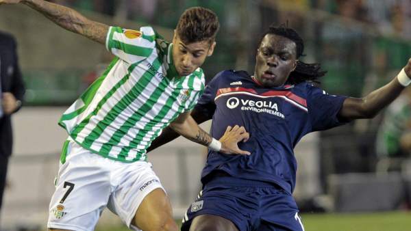 Vadillo, del Betis, presionado por Gomis, del Olympique de Lyon Vadillo, del Betis, presionado por Gomis, del Olympique de Lyon