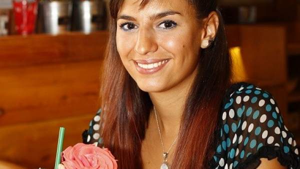 Rocío disfruta de un pastel sin gluten comprado en una tienda especializada. Rocío disfruta de un pastel sin gluten comprado en una tienda especializada.