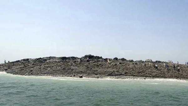 Emerge una isla tras el terremoto de Pakistán Emerge una isla tras el terremoto de Pakistán