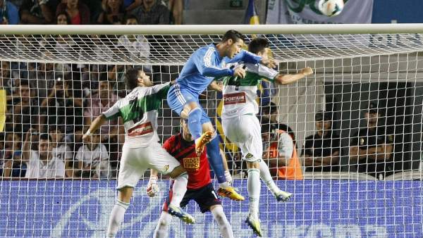 Cristiano Ronaldo intenta rematar de cabeza en el partido contra el Elche Cristiano Ronaldo intenta rematar de cabeza en el partido contra el Elche