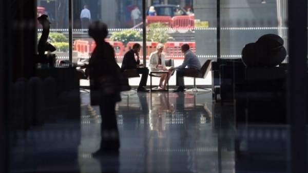Trabajadores reunidos en una empresa Trabajadores reunidos en una empresa
