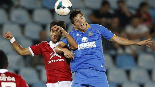 Sarabia, del Getafe, pugna con Borja Oubiña, del Celta Sarabia, del Getafe, pugna con Borja Oubiña, del Celta