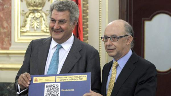 Montoro entrega los Presupuestos en el Congreso Montoro entrega los Presupuestos en el Congreso