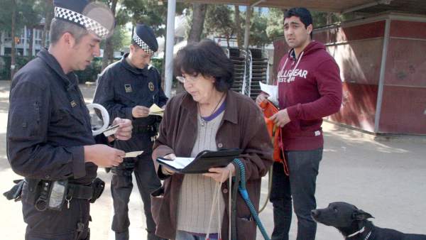 La Guàrdia Urbana fa un control dels documents dels animals domèstics de Barcelona i comprova que porten el xip identificatiu. La Guàrdia Urbana fa un control dels documents dels animals domèstics de Barcelona i comprova que porten el xip identificatiu.