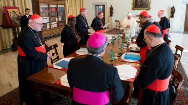 Francisco, durante una reunión con varios cardenales Francisco, durante una reunión con varios cardenales