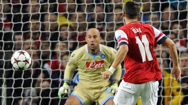 Özil le marca un gol a Reina durante el Arsenal-Nápoles Özil le marca un gol a Reina durante el Arsenal-Nápoles