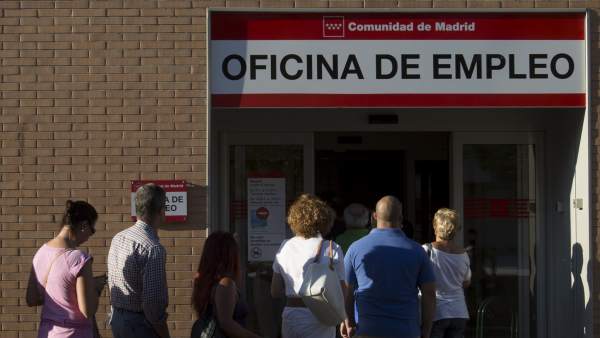 Parados hacen cola en el INEM Parados hacen cola en el INEM