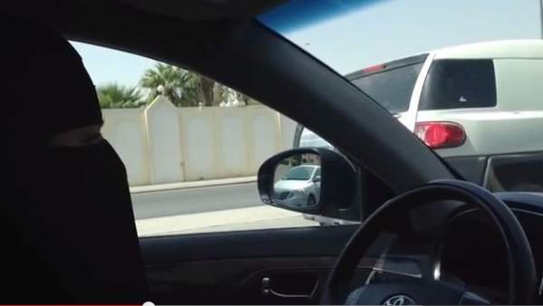 Mujer saudí conduciendo Mujer saudí conduciendo