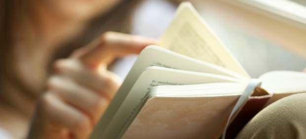 Mujer leyendo un libro