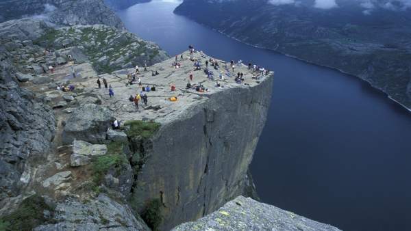 Un turista español muere al caer desde 'El Púlpito', en los fiordos noruegos Un turista español muere al caer desde 'El Púlpito', en los fiordos noruegos