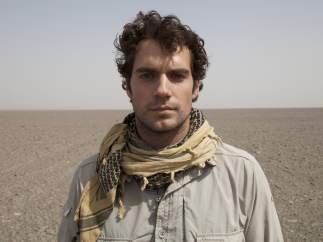 Henry Cavill en el desierto chino de Turfán en En coche al fin del mundo, de Discovery MAX
