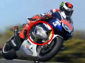Gaviota enganchada a la moto de Lorenzo