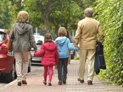 Muchos padres tiran de los abuelos