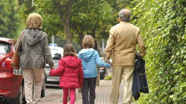 Muchos padres tiran de los abuelos Muchos padres tiran de los abuelos