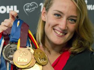 Mireia Belmonte posa con medallas