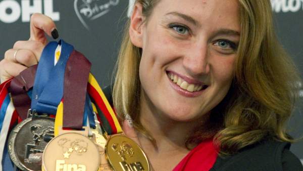 Mireia Belmonte posa con medallas Mireia Belmonte posa con medallas
