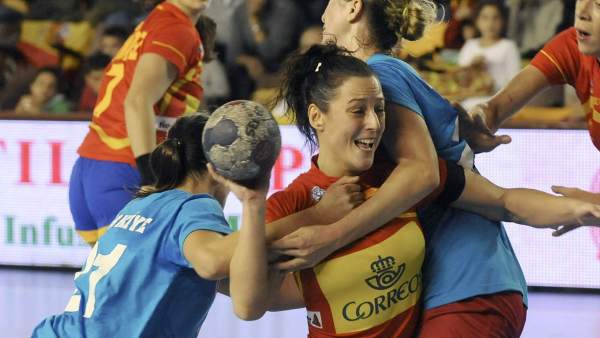 Macarena Aguilar es obstaculizada por una jugadora turca Macarena Aguilar es obstaculizada por una jugadora turca
