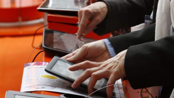 Asistentes a la Feria del Libro de Fráncfort prueban ebooks y ereaders Asistentes a la Feria del Libro de Fráncfort prueban ebooks y ereaders