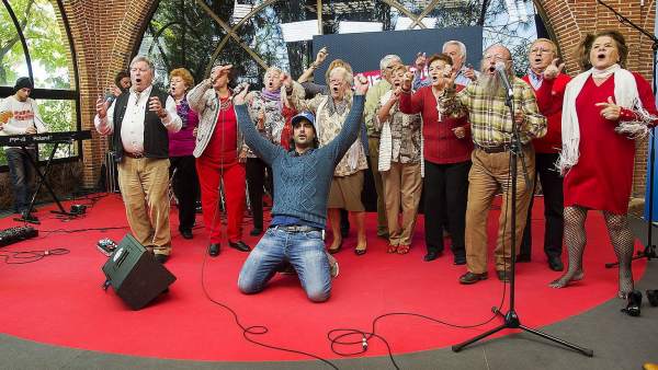 Melendi (c), junto a los participantes del programa 'Generación Rock'. Melendi (c), junto a los participantes del programa 'Generación Rock'.