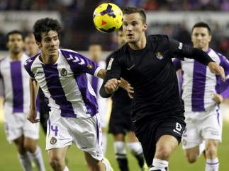 Seferovic, de la Real Sociedad, pugna por una posesión con Marc Valiente, del Real Valladolid