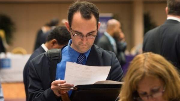 Un reclutador leyendo un currículum Un reclutador leyendo un currículum