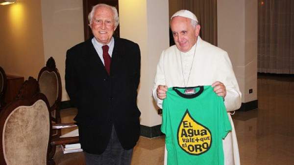 El papa posa con una camiseta contra el 'fracking' El papa posa con una camiseta contra el 'fracking'