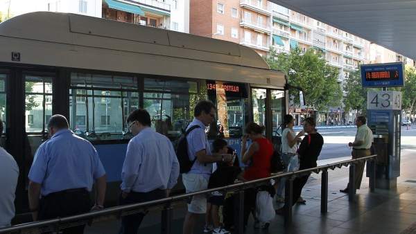 Viajeros esperando el autobús Viajeros esperando el autobús