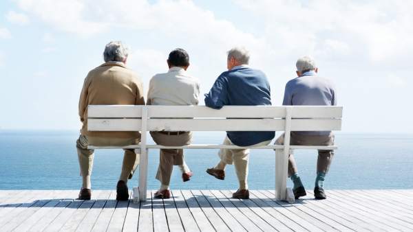 Ancianos en un banco Ancianos en un banco