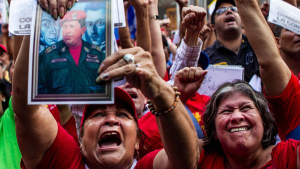 Venezolanos partidarios del Gobierno de Nicolás Maduro Venezolanos partidarios del Gobierno de Nicolás Maduro