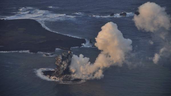 Erupción de un volcán submarino cerca de Japón Erupción de un volcán submarino cerca de Japón