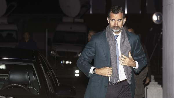 El príncipe visita al rey en el hospital El príncipe visita al rey en el hospital