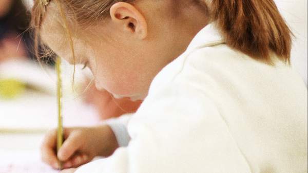 Niña en el colegio Niña en el colegio