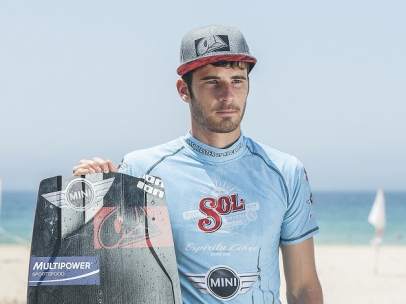 El rider Álex Pastor, momentos antes de participar en el Master de Kitesurf Tarifa 2013.
