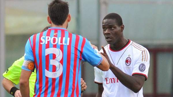 Mario Balotelli discute con Nicolás Spolli Mario Balotelli discute con Nicolás Spolli