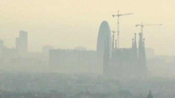 La contaminación cubre Barcelona. La contaminación cubre Barcelona.